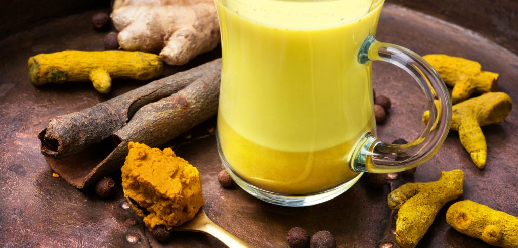 Getränk auf Tisch mit Kurkuma ayurvedische Ernährung