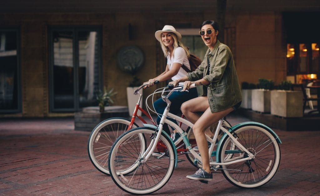 Frauen auf Fahrrädern in der Stadt